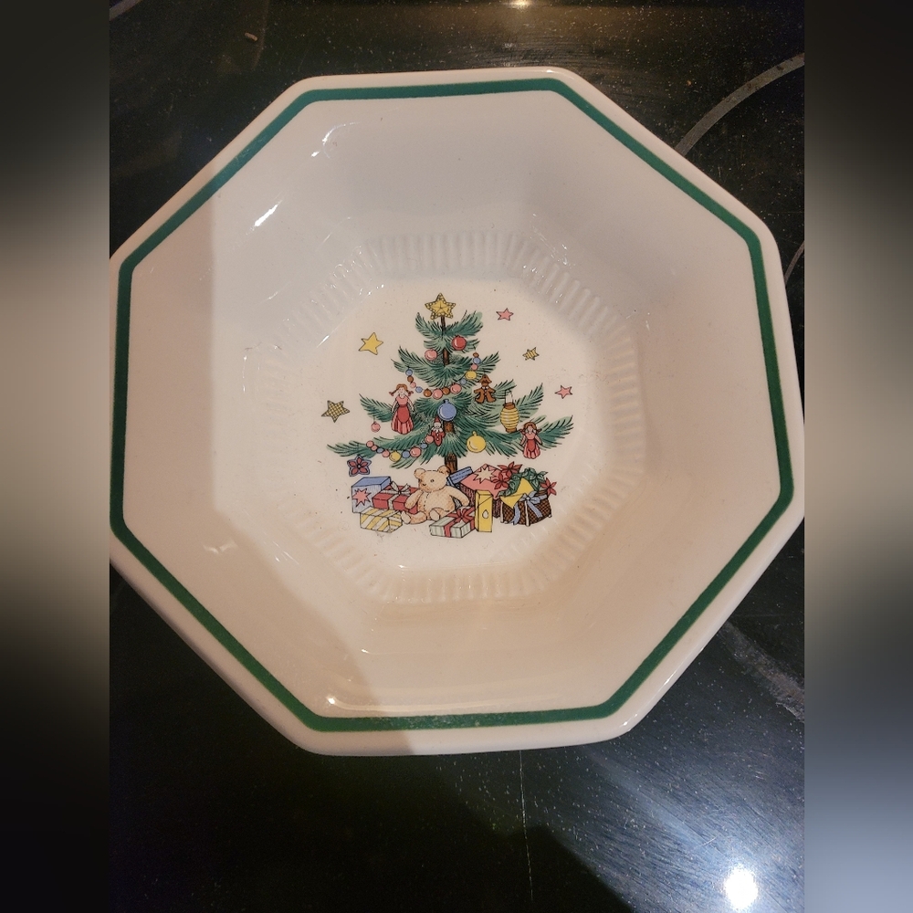 DISCONTINUED🎄TWO Vintage NIKKO Happy Holidays Christmastime Soup Bowls 🎄 8.25"